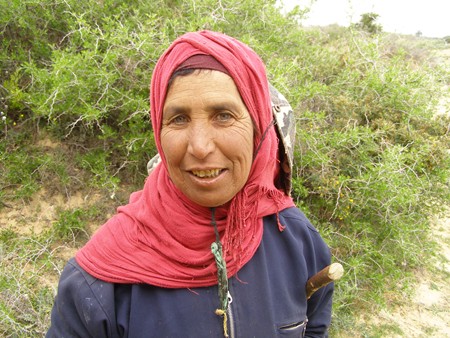 Tunesien Schafhirtin bei Hbabsa