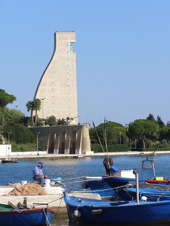 Apulien Brindisi  Marine-Denkmal1